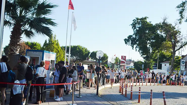 Ayvalık-Midilli feribot hattında tatilci yoğunluğu devam ediyor