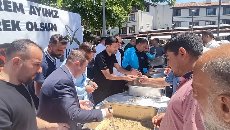 Aziziye Camii'nde bereketli aşure ikramı
