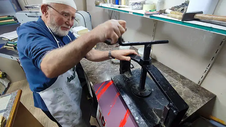 Babasından devraldığı ciltçiliği sürdürüyor