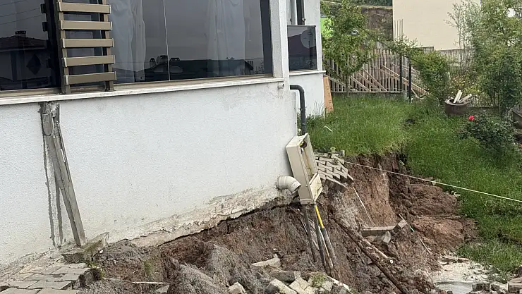 Bahçe duvarı yıkılan bina boşaltıldı