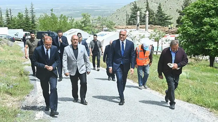 Bakan Ersoy, onarımları süren Cemevlerini ziyaret etti