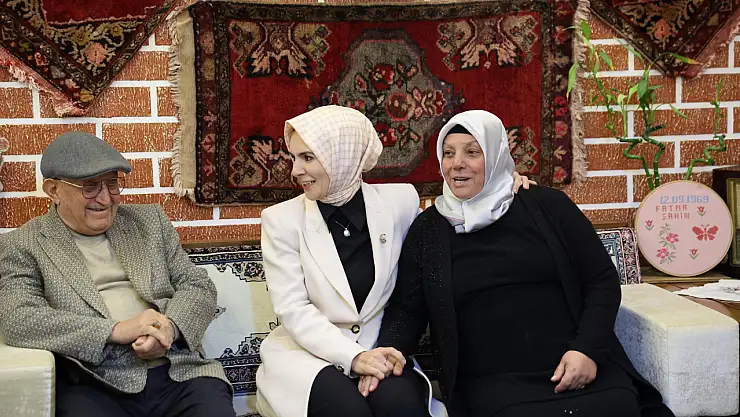 Bakan Göktaş, Kırşehir'de 56 yıllık evli çiftin çay davetini geri çevirmedi