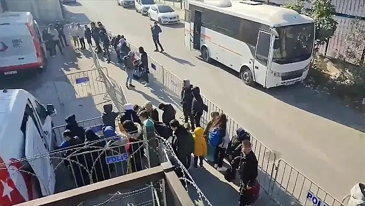 Bakan Yerlikaya: 55 göçmen kaçakçısı ve 1626 düzensiz göçmenin yakalandığını duyurdu!