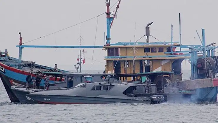 Balıkçı teknesinin alabora olması sonucu 2 kişi hayatını kaybetti, 24 kişi ise kayıp