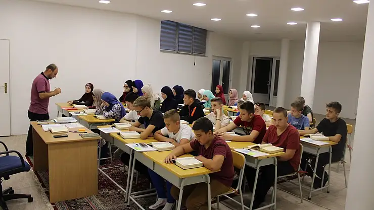 Balkanlardaki Öğrenciler Genç KOMEK'le verimli bir yaz dönemi geçirdi