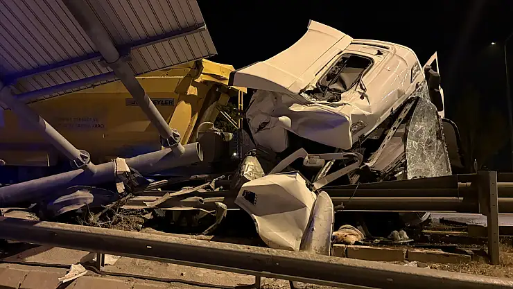 Bariyerlere giren TIR faciaya yol açtı: 1 yaralı!
