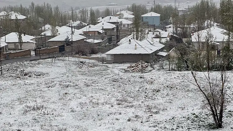Başkale'de sağanak yağışın ardından kar yağışı başladı
