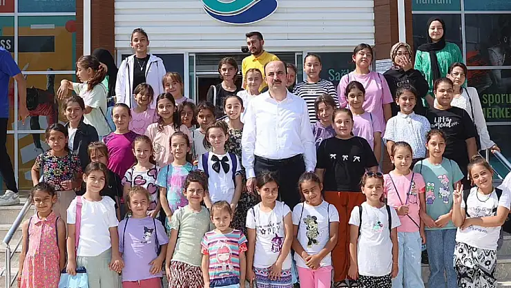 Başkan Altay, yüzme eğitimi alan öğrencilerle bir arada!