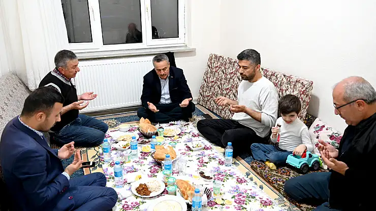 Başkan Tutal, iftarda depremzede aileye misafir oldu