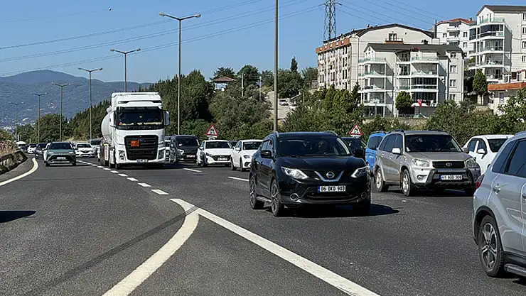 Bayram dolayısıyla yollar doldu taştı!
