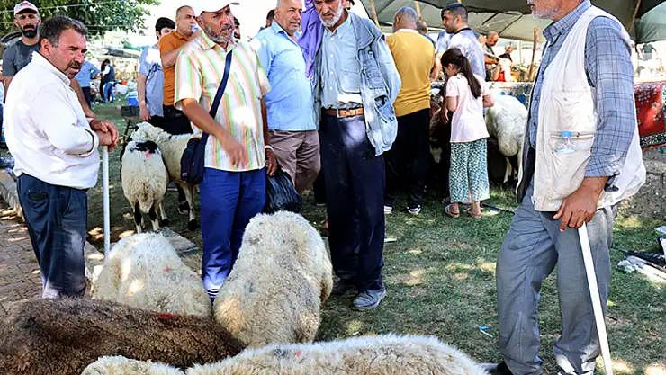 Bayram pazarlarında hareketlilik devam ediyor!