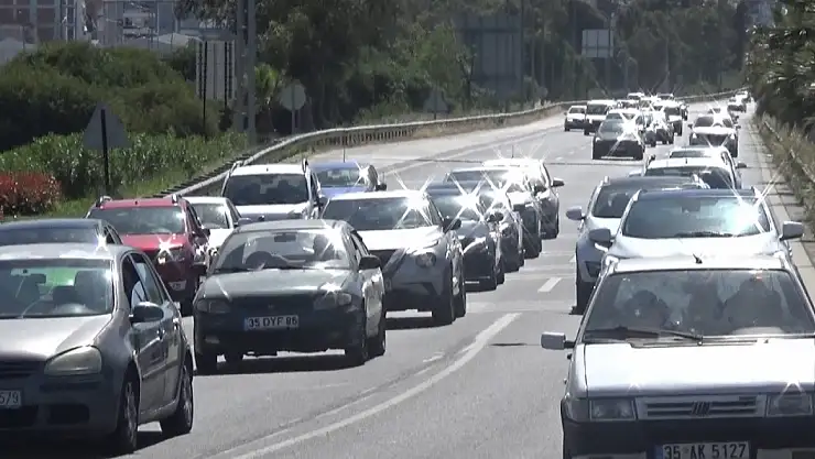 Bayram tatili bitti: Yollar araba doldu