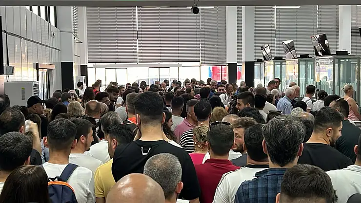 Bayram tatili sınırlara dayandı: Sarp Sınır Kapısı'nda izdiham!