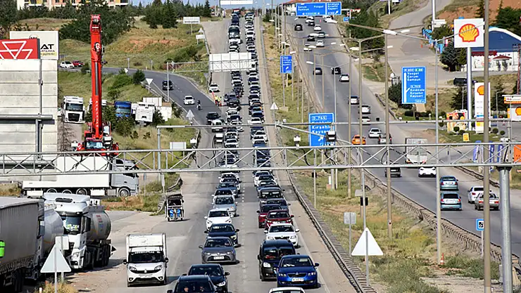 Bayram tatili dönüşü yurt genelinde trafiği etkiledi