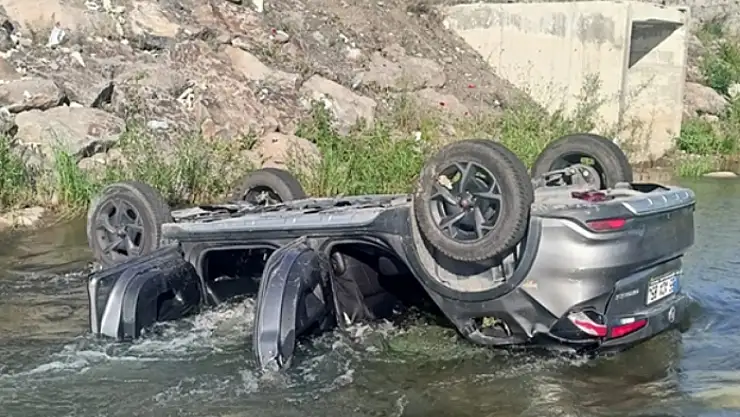 Bayrama giden aile taziyelik oldu: Dereye uçan araçta facia!