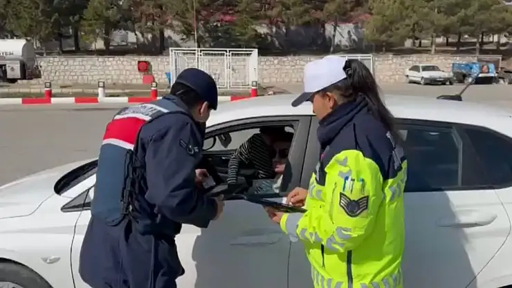 Bayramı tatilinin 1'inci günü 20 bin 198 sürücüye işlem yapıldı