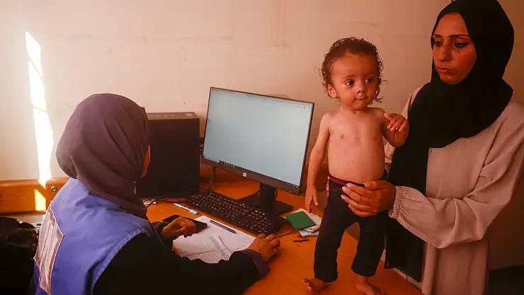 Bebekler açlıkla mücadele ediyor