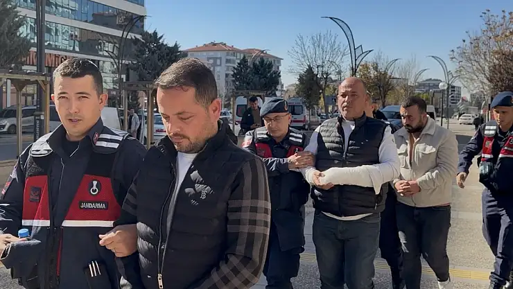 'Belediye başkanını arıyorum' diye tehdit edip yakınlarıyla polise yumruk atan 3 şahıs tutuklandı