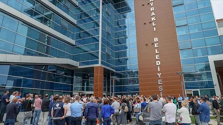 Belediye çalışanları maaşları için nöbette!