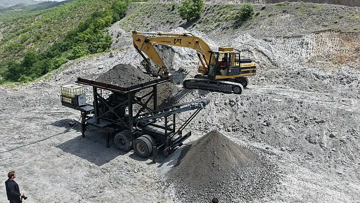 Belediye hurdalarla kendi konkasörünü imal etti