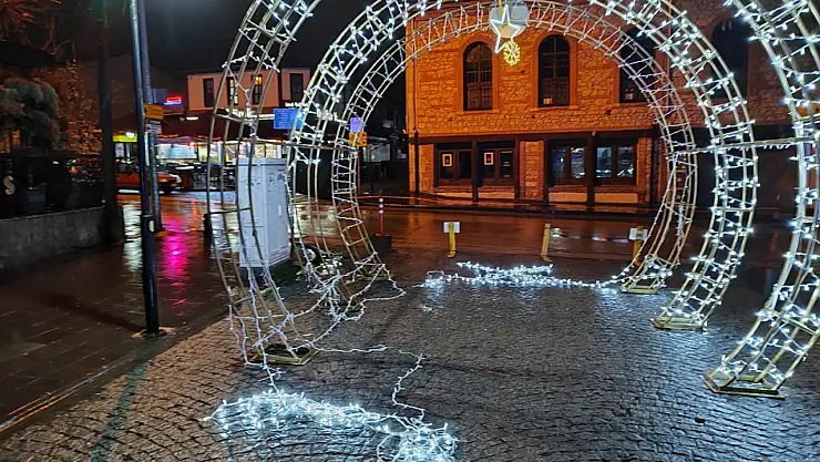 Belediyenin Yeni Yıl Pazarı tezgahları saldırıya uğradı