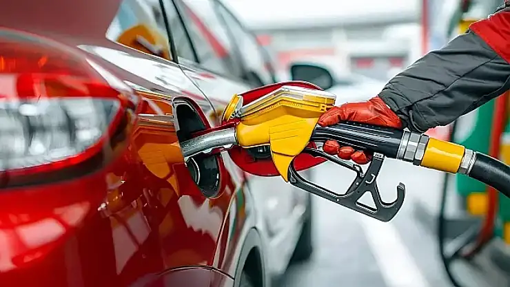 Benzin ve motorine zam geldi: Fiyatlar rekor artışta!