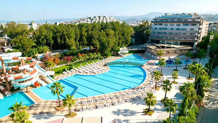 Bera Alanya Otel yeni gökyüzü havuzu ile sezonu açtı