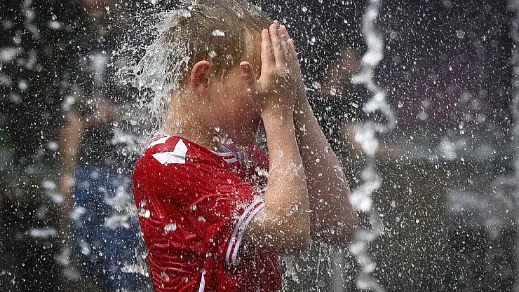 Berlin'de sıcak havadan bunalan çocuklar, soluğu Uber Arena'nın süs havuzunda aldı