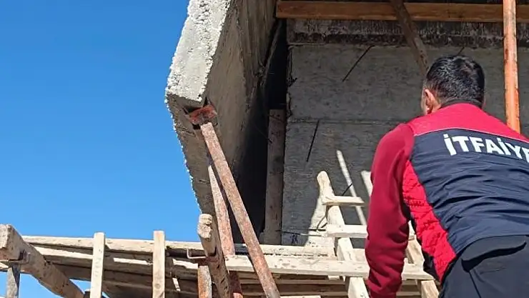 İşçilerin üzerine beton parçası düştü: Yaralılar var!