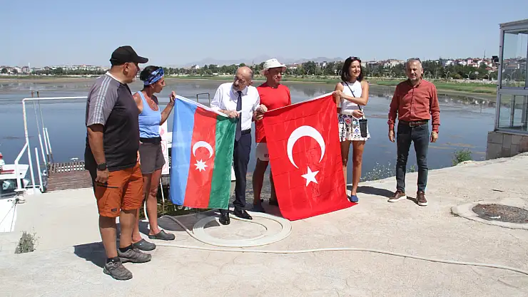 Beyşehir Gölü'ndeki kuraklığa dikkat çekmek için kürek çektiler!