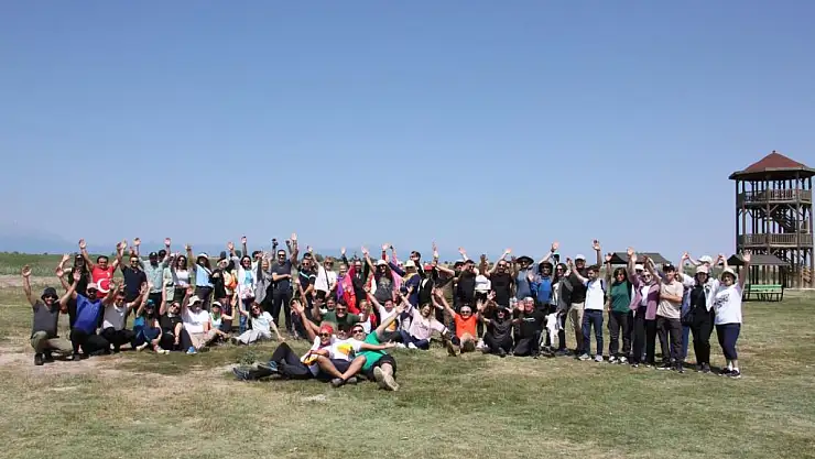 Beyşehir Gölü'ndeki nilüfer bahçesi doğa tutkunlarının yeni gözdesi oldu