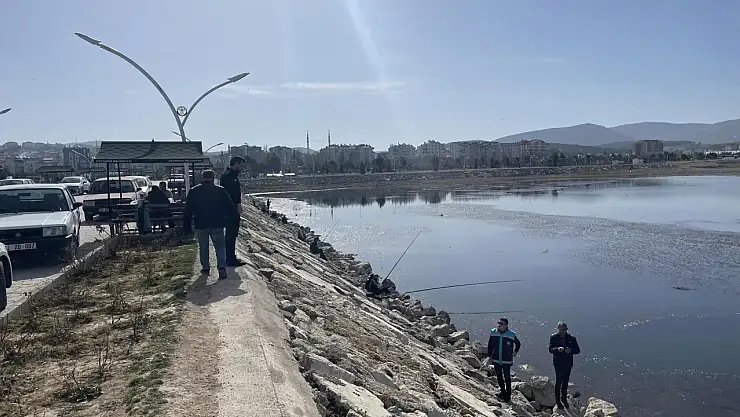Beyşehir Gölünde yağ balığı avlayanlara ceza