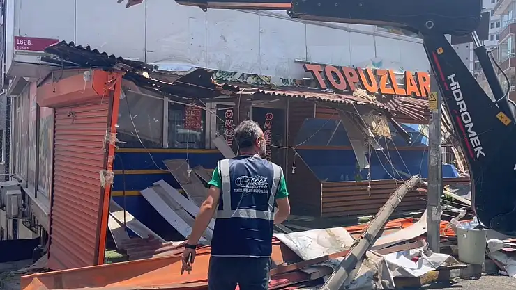 Bıçaklı kavgaya yol açan market reyonu yıkıldı