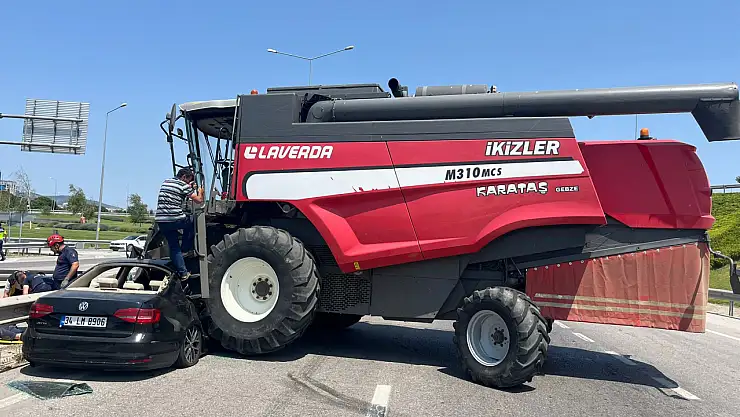 Biçerdöverle otomobil çarpıştı: 2 kişi yaralandı