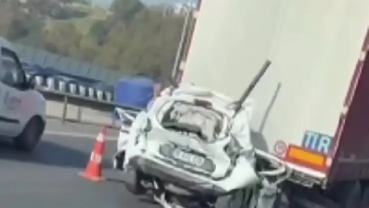 Bir otomobil 2 tır arasında ezildi!