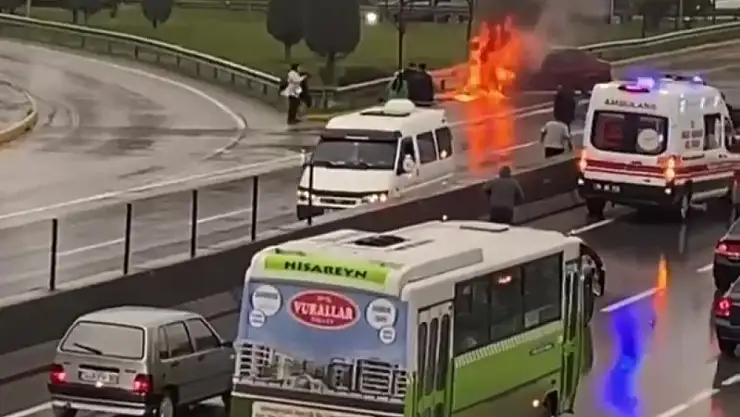 Bir otomobil bariyere çarpma sonucu alev topuna döndü