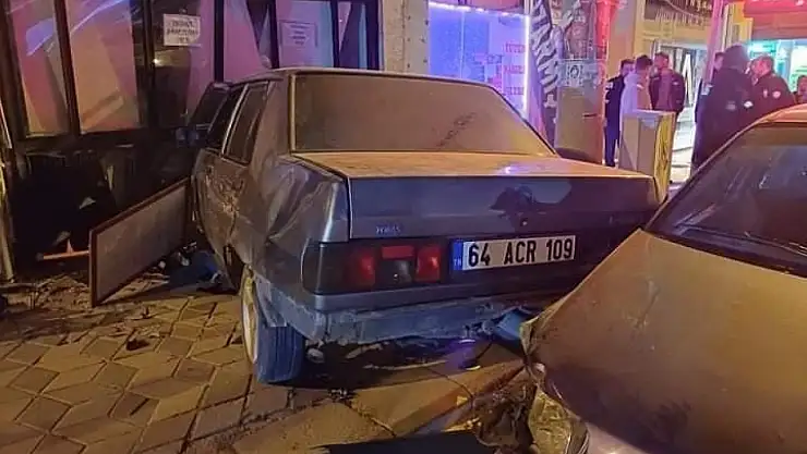Bir otomobil direksiyon hakimiyetini kaybederek dükkana daldı 