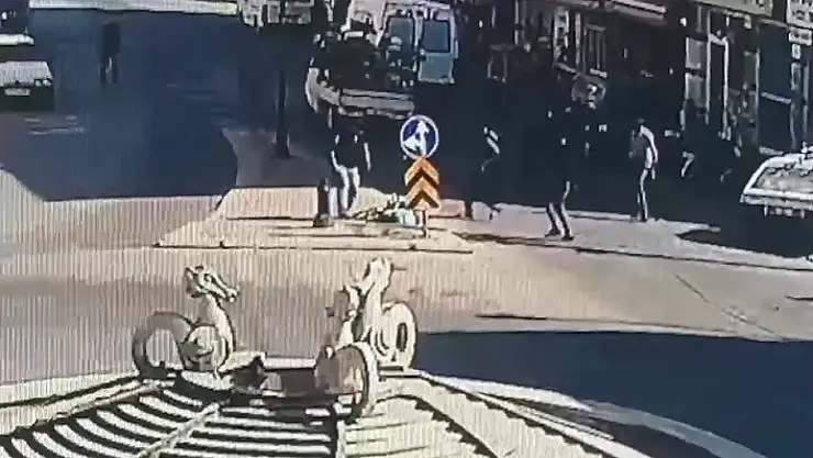 Bisikletli çocuk kamyonete çarptı