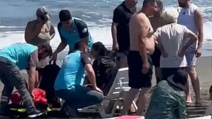 Boğulma tehlikesi geçiren 3 çocuk ve annenin yardımına cankurtaranlar koştu