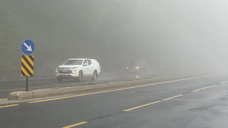 Bolu Dağı'nda yoğun sis görüş mesafesini azalttı