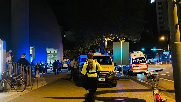 Bomba tahliyesi sırasında insanlar camiye sığındı