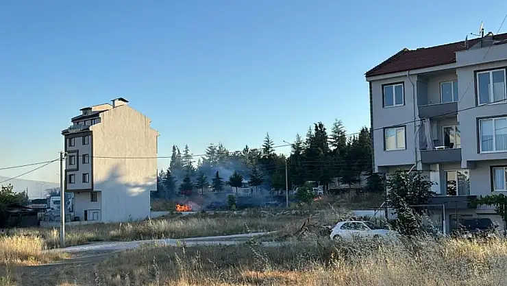 Boş arazide yangın çıktı