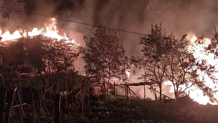 Boyabat'ta çıkan yangında ev ve ambarlar kül oldu