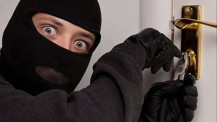 Böyle Hırsızlık İlk Defa Görüldü: Şaşırtıcı Hırsızlık Olayları Kameralara Yansıdı! Motokuryelerin Siparişlerini Hedef Aldılar