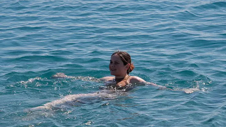 Bu sefer serinlemek için değil ısınmak için denize girdiler