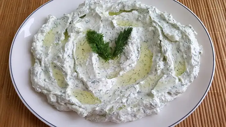 Bu tarif ile sofralarınıza sağlık ve lezzet katın: İşte mutlaka bilmeniz gereken rokalı haydari tarifi!