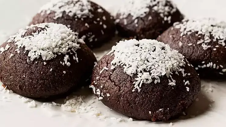 Bu tarife göre yaptığınızda kıyır kıyır oluyor. Kakaolu ıslak kurabiye tarifini birde böyle deneyin!