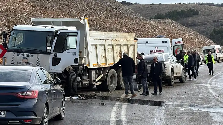 Buzlanan yolda 2 araç çarpıştı: 4 yaralı!