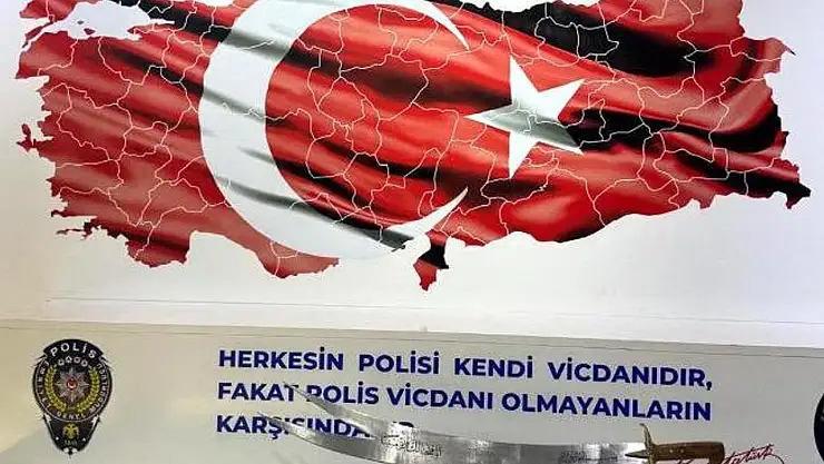 Caddede elinde kılıç ile gezen kişiler hakkında adli işlem yapıldı