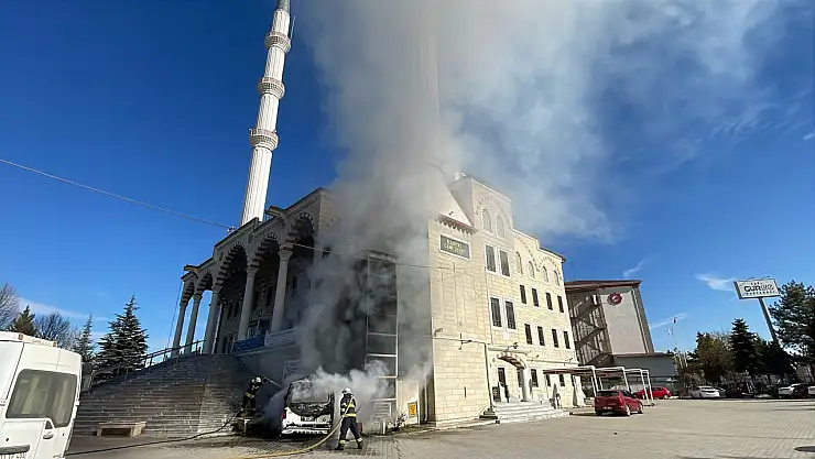 Cami avlusunda park halindeki minibüs alev aldı: 4 çocuk son anda kurtarıldı